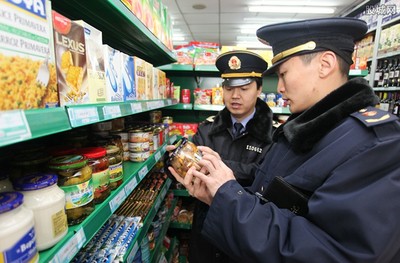 家乐福售过期食品事件 超市销售过期食品的赔偿责任与消费者维权指南